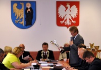 Fot. Burmistrz Marian Błachut prezentuje puchar ZPP na Sesji Rady Miejskiej w Czechowicach-Dziedzicach.  grafika
